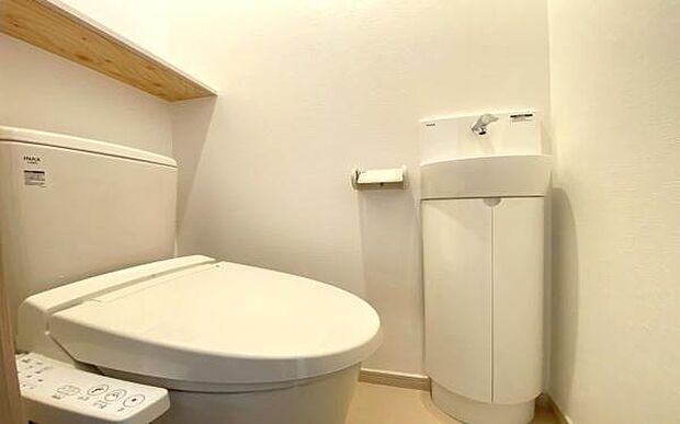 《トイレ》　■快適な使用感が人気の温水洗浄脱臭暖房機能を搭載。しかも汚れがつきにくく落ちやすい、洗浄力に優れた洗浄機能付トイレ。