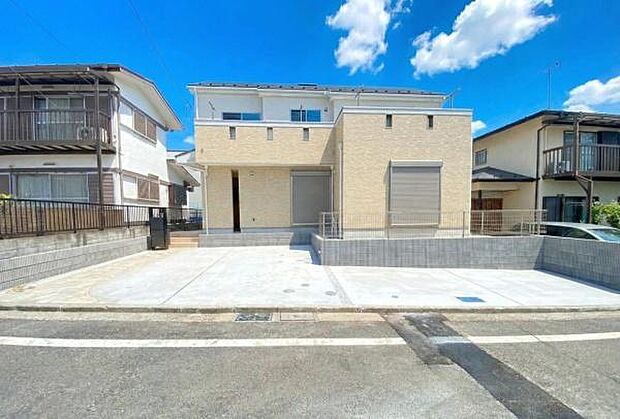 《駐車場》 ■駐車場3台可能。前面道路が広く、間口もゆったり。駐車が苦手なママもらくらく停められます。屋外にEV車専用の200Vコンセントを設置。