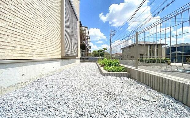 《庭》 ■砂利敷きで雑草の心配も少なく、メンテナンスの手間を軽減。南側からたっぷり日差しが注ぎ込む明るい庭。程よい広さで管理しやすく、ガーデニングや家庭菜園のスタートにもぴったりです。