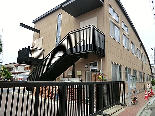 むつみ幼稚園まで596m、保育時間9時から14時　絵画は当園の絵画専任講師、体育指導、英語指導はネイティブを含む専門講師に委嘱しています。