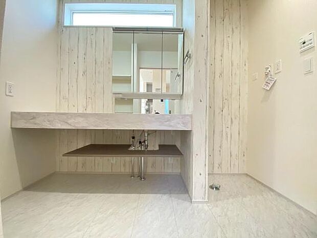 《洗面化粧台》　■デザイン性の高い洗面台。