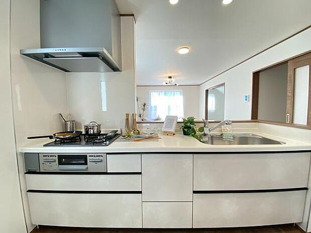 《システムキッチン》 ■お手入れしやすくきれいなキッチン。お料理の始めから後片付けまで楽しい時間になりそうです。