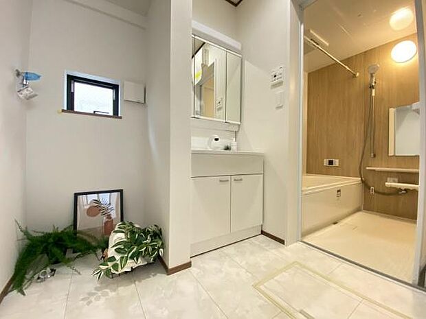 《洗面化粧台》 ■使いやすいシャープなデザインの洗面化粧台。