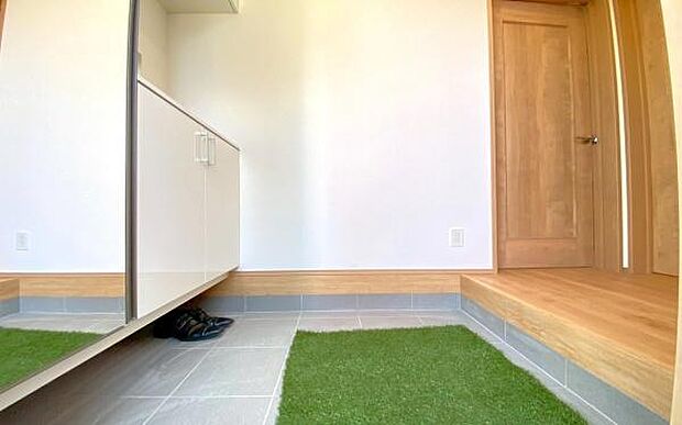 《玄関》　■玄関を開けると、エントランスホールがお出迎え。上がりがまちやシューズボックスがゆったりと構え、心地よさに包まれます。