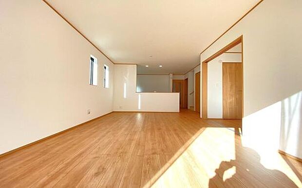 《リビングダイニング》　■開放的で広いリビング。のびのびとくつろげるリビングは、家族のコミュニケーションの場として、みんなが集まる場所に。