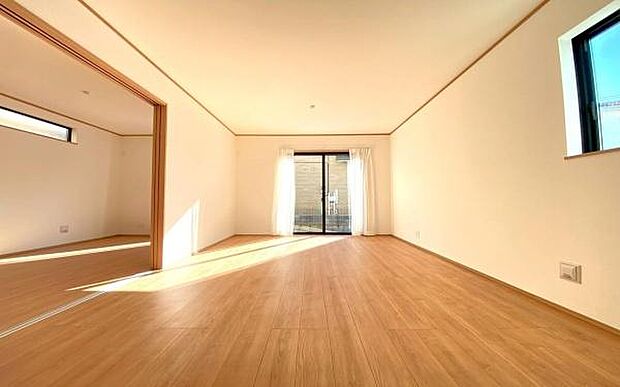 《リビングダイニング》　■上質な時間を育む暮らしのメインステージ。寛ぎとご家族とのコミュニケーションを育む居心地のよい場所。この明るい空間は家族に安らぎを与えて、落ち着いた心地よい空間になるでしょう。