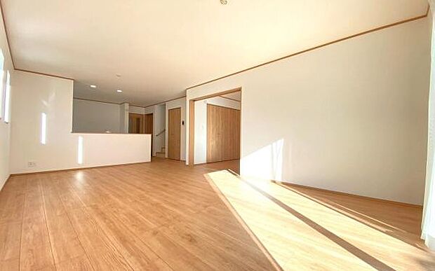 《リビングダイニング》　■大画面ＴＶも余裕、インテリアプランが考えやすいワイドなリビング。