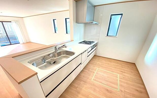 《システムキッチン》　■会話を楽しみながら食事を味わう。一緒にいる時間が楽しい空間。カフェにいるような気分で毎日を過ごしたい。家族でいる時間を柔らかに包み込むインテリア。