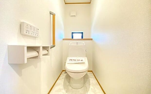 《トイレ》　■快適な使用感が人気の温水洗浄脱臭暖房機能を搭載。しかも汚れがつきにくく落ちやすい、洗浄力に優れた洗浄機能付トイレ。