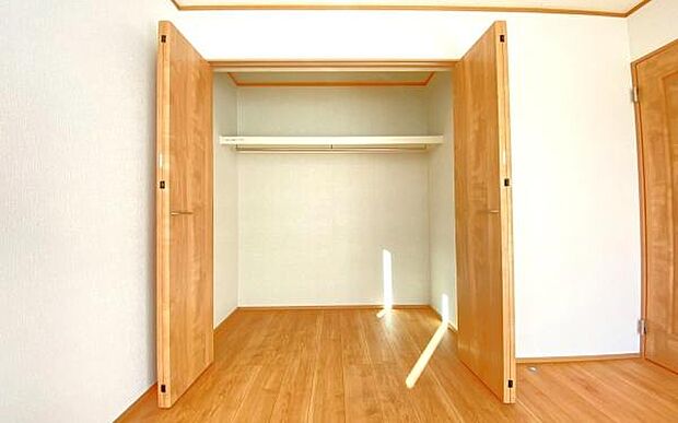 《収納》　■洋服を機能的に収納できるハンガーパイプのほか、帽子やバッグを置ける枕棚も設置。ゆとりあふれる収納空間です。