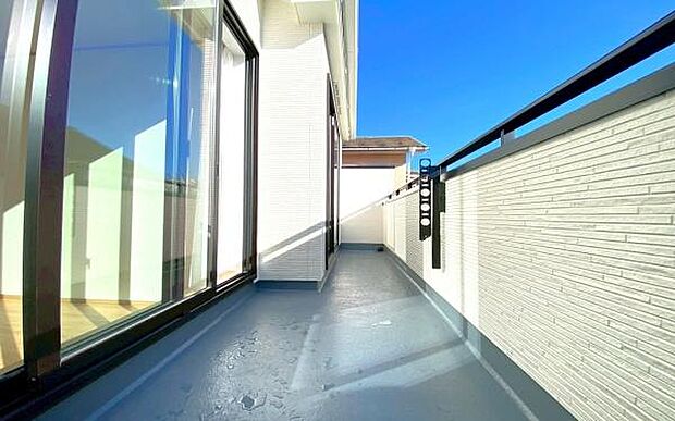 《ワイドバルコニー》　■陽当りも良く、洗濯物も良く乾きそうです。目の前には気持ちの良い青空が広がります。前面に高い建物がないので開放的で開けた眺望が望めます。