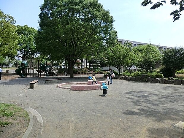 ひかりが丘第一公園まで73m、遊具もあり子どもたちが楽しく遊べます