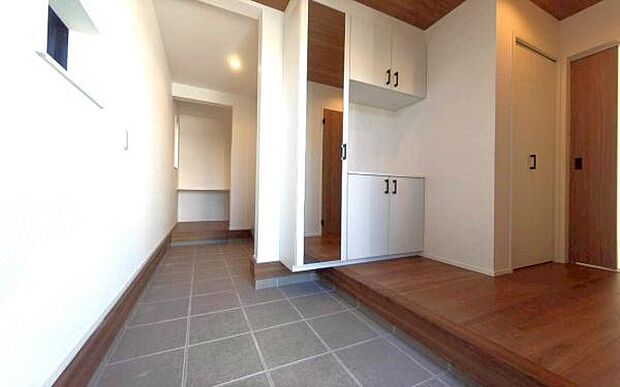 《玄関》　■玄関を開けると、エントランスホールがお出迎え。上がりがまちやシューズボックスがゆったりと構え、心地よさに包まれます。奥にはシューズインクローク付き。