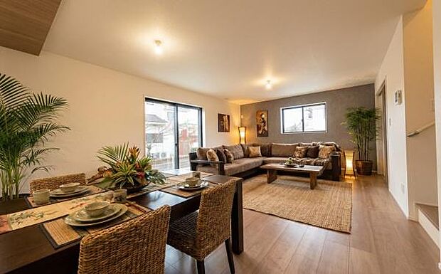 《リビングダイニング》　■本画像は家具や小物の配置をCGで作成しており、実際に現地に家具や小物は置かれておりません。また、価格に家具や小物は含まれておりません。