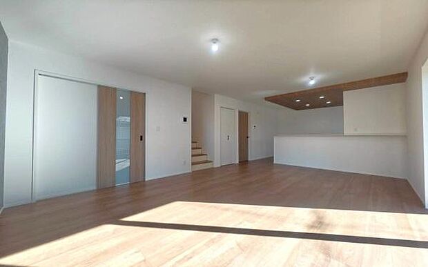 《リビングダイニング》　■開放的で広いリビング。のびのびとくつろげるリビングは、家族のコミュニケーションの場として、みんなが集まる場所に。