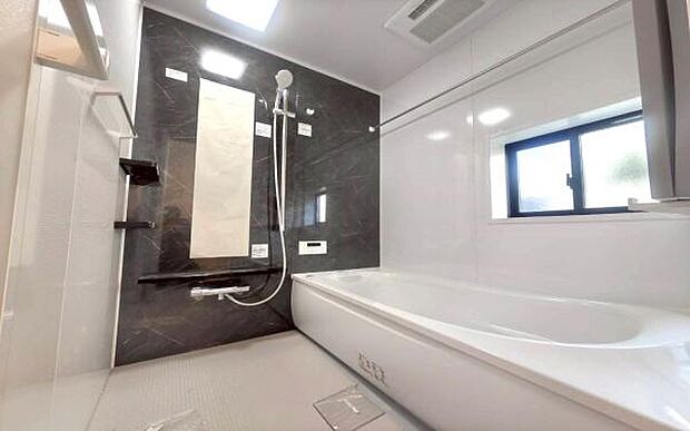 《浴室》　■ゆったり足を伸ばせる浴槽。お子様と一緒でもゆとりの1坪タイプ。1日の疲れを癒してくれるバスタイム。