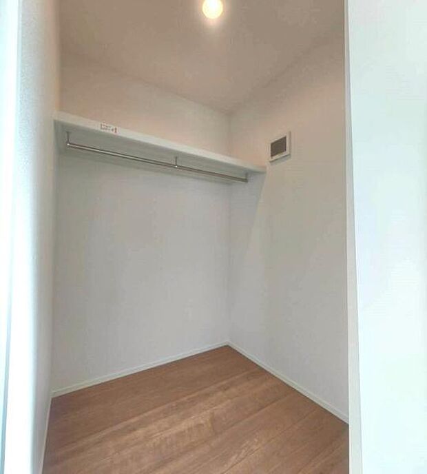 《ウォークインクローゼット》　■大容量のウォークインクローゼットをご用意。衣類だけでなく、トランクなどの旅行用品の収納にも重宝します。