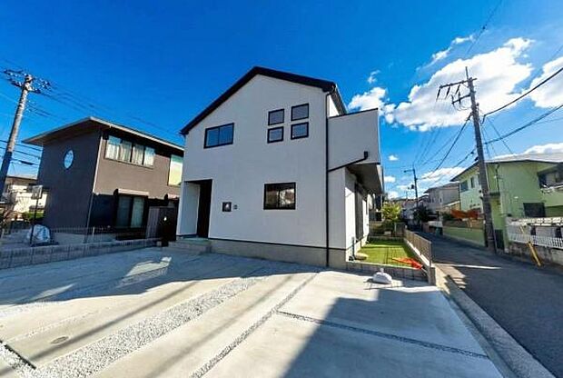 《外観》　■家族みんなが落ち着ける場所。明るい空間で心も暖か、朝から爽やかな気分。寝る時も包みこまれるようにふんわりと。家にいることが心と体に優しい暖かな暮らし。