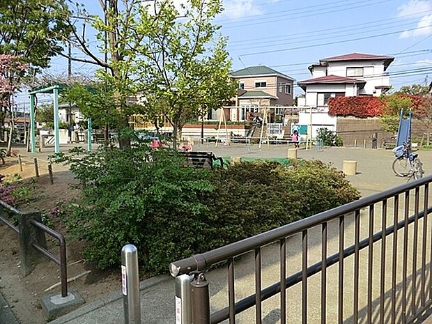 舞岡第二公園まで341m、遊具はジャングルジムやブランコ、すべり台、砂場があり充実しています。小さな子どももいっぱい遊べそうな公園です。
