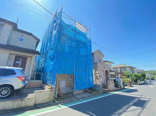 《外観》　■家族みんなが落ち着ける場所。明るい空間で心も暖か、朝から爽やかな気分。寝る時も包みこまれるようにふんわりと。家にいることが心と体に優しい暖かな暮らし。