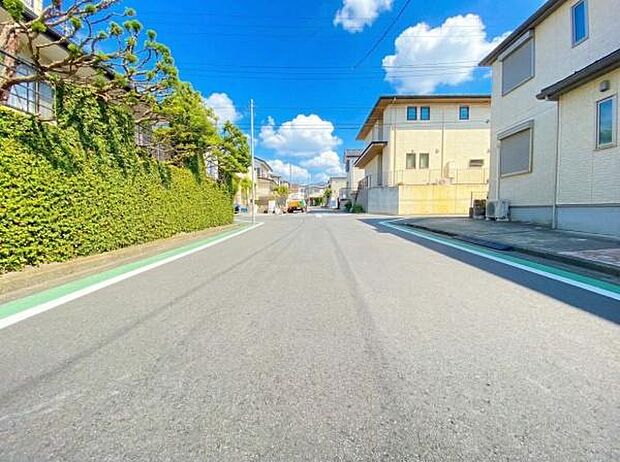 《外観》　■一戸建ての多いエリア、静かで落ち着いた雰囲気。シンプルで美しいフォルム空気までクリーンになるような佇まい。心地よいライフスタイルが実現できるそんな予感。