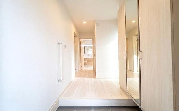 《玄関》 ■玄関を開けると、エントランスホールがお出迎え。上がりがまちやシューズボックスがゆったりと構え、心地よさに包まれます。