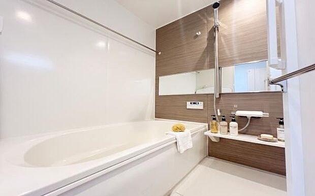 《浴室》 ■ホテルライクな上質バスタイムが毎日叶う!温もりと清潔感が融合した広々浴室。湯船に身を沈めれば、疲れが溶けていく贅沢なひとときを。(小物をCGで作成、実際に小物は配置されていません)