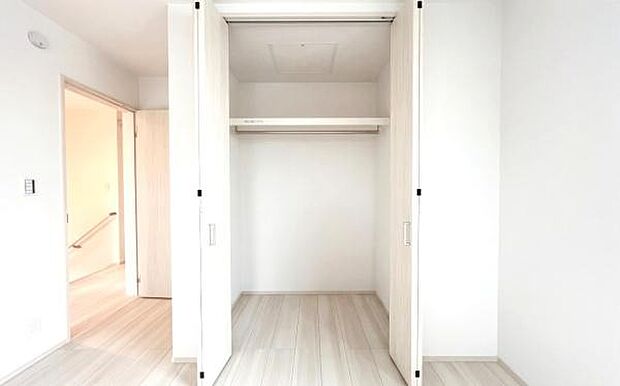 《収納》 ■室内をいつもすっきり保てる、収納力のあるクローゼット。ハンガーパイプと棚板で衣類の整理整頓がしやすく、日々の暮らしをスマートにサポート。