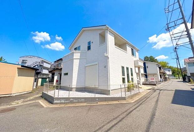 《外観》 ■豊かな植栽と、周囲にあふれる自然。そして、南から降り注ぐ陽光と開放感に包まれ、新たな家族の日々が始まる。