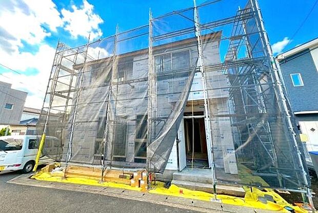 《外観》 ■豊かな植栽と、周囲にあふれる自然。そして、南から降り注ぐ陽光と開放感に包まれ、新たな家族の日々が始まる。