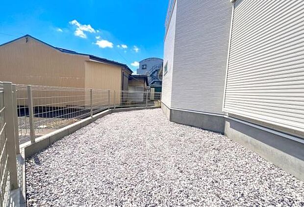 《庭》 ■玉砂利敷で雑草を防ぎ、いつでもキレイ。鉢植えなどで花を添えてもいいですね。防犯にも一役買います。