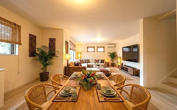 《リビングダイニング》　■本画像は家具や小物の配置をCGで作成しており、実際に現地に家具や小物は置かれておりません。また、価格に家具や小物は含まれておりません。