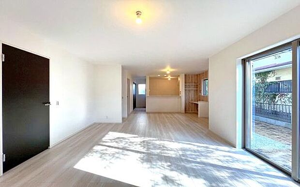 《リビングダイニング》　■上質な時間を育む暮らしのメインステージ。寛ぎとご家族とのコミュニケーションを育む居心地のよい場所。この明るい空間は家族に安らぎを与えて、落ち着いた心地よい空間になるでしょう。