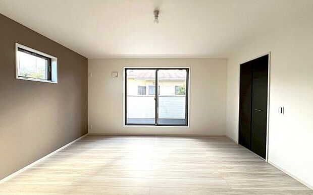 《子供部屋》　■お子様の成長を優しく見守る、明るい子供部屋。遊んだり、学んだり、時には一人の時間を過ごしたりと健やかな毎日を育む大切な場所。未来への第一歩を育む、かけがえのない空間です。