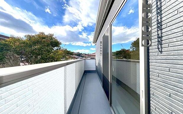 《バルコニー》　■陽当りも良く、長時間日が当たるので、洗濯物も良く乾きそうです。目の前には気持ちの良い青空が、夜には綺麗な星空が広がります。