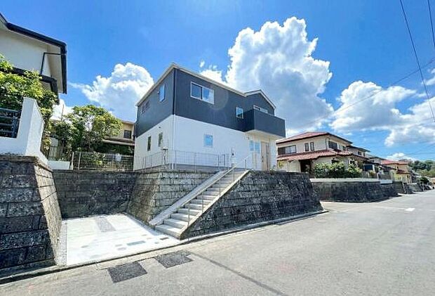 《外観》　■家族みんなが落ち着ける場所。明るい空間で心も暖か、朝から爽やかな気分。寝る時も包みこまれるようにふんわりと。家にいることが心と体に優しい暖かな暮らし。