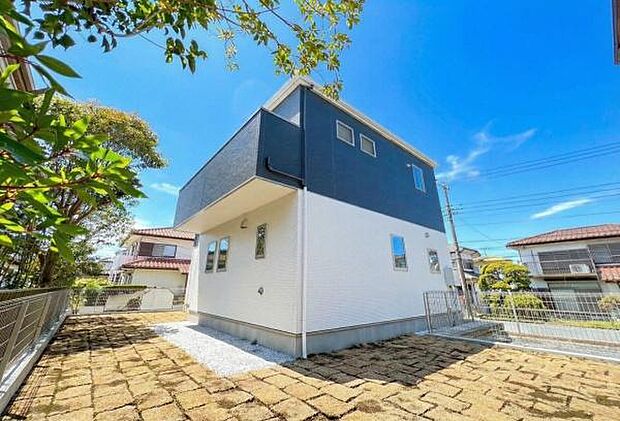 《外観》　■一戸建ての多いエリア、静かで落ち着いた雰囲気。シンプルで美しいフォルム空気までクリーンになるような佇まい。心地よいライフスタイルが実現できるそんな予感。