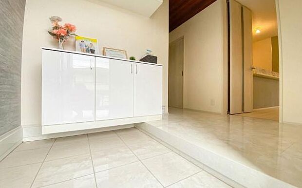 《玄関》 ■玄関を開けると、エントランスホールがお出迎え。上がりがまちやシューズボックスがゆったりと構え、心地よさに包まれます。