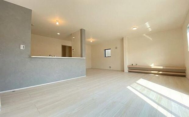 《リビングダイニング》 ■豊かな光が照らすこの場所は、たわいもない会話を楽しみ、ゆったりとした時間を過ごす場所。家族の日常が刻まれる大切な空間です。自然光に溢れるこの空間はリフレッシュにピッタリです。