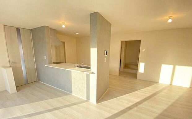 《ダイニングキッチン》 ■会話を楽しみながら食事を味わう。一緒にいる時間が楽しい空間。カフェにいるような気分で毎日を過ごしたい。家族でいる時間を柔らかに包み込むインテリア。