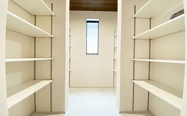 《パントリー》 ■キッチン横のストレージスペース。常温保存の食品・キッチン用品などが収納できて便利です。