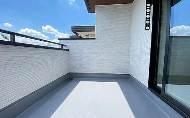 《ルーフバルコニー》 ■陽当りも良く、洗濯物も良く乾きそうです。目の前には気持ちの良い青空が広がります。