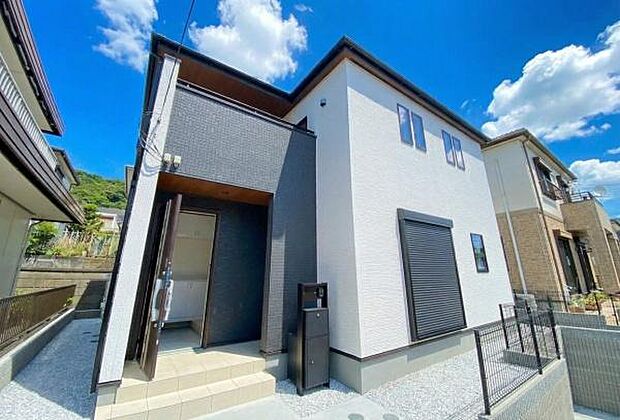 《外観》 ■一戸建ての多いエリア、静かで落ち着いた雰囲気。シンプルで美しいフォルム空気までクリーンになるような佇まい。心地よいライフスタイルが実現できるそんな予感。