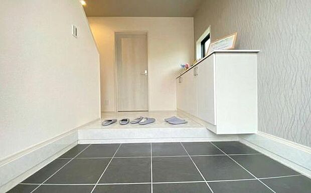 《玄関》 ■玄関を開けると、エントランスホールがお出迎え。上がりがまちやシューズボックスがゆったりと構え、心地よさに包まれます。