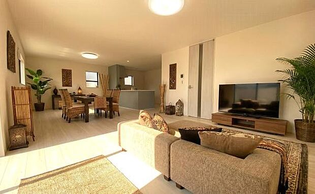 《リビングダイニング》 ■本画像は家具家電や小物の配置をCGで作成しており、実際に現地に家具家電や小物は置かれておりません。また、価格に家具家電や小物は含まれておりません。