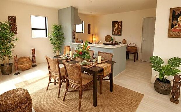 《ダイニングキッチン》 ■人気の対面キッチン。家族団らんの食卓。本画像は家具家電や小物の配置をCGで作成しており、実際に現地に家具家電は置かれておりません。また、価格に家具家電は含まれておりません。