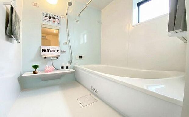 《浴室》　■ホテルライクな上質バスタイムが毎日叶う！温もりと清潔感が融合した広々浴室。湯船に身を沈めれば、疲れが溶けていく贅沢なひとときを。（小物をCGで作成、実際に小物は配置されていません）