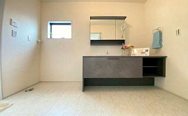 《洗面化粧台》■洗練されたデザインのおしゃれな洗面化粧台。広々とした空間が、贅沢なひとときを演出します。快適さと美しさを兼ね備えた洗面所(小物をCGで作成、実際に小物は配置されていません)