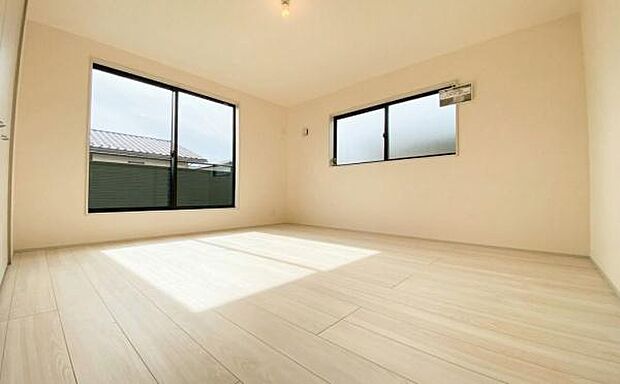 《洋室》 ■型にはまらない多才なプライベートルーム。くつろぎの場としてだけでなく、趣味や仕事のパーソナルスペースとしても活躍するゆったりした洋室。落ち着きがあり個の時間をたっぷり楽しめる快適空間です。