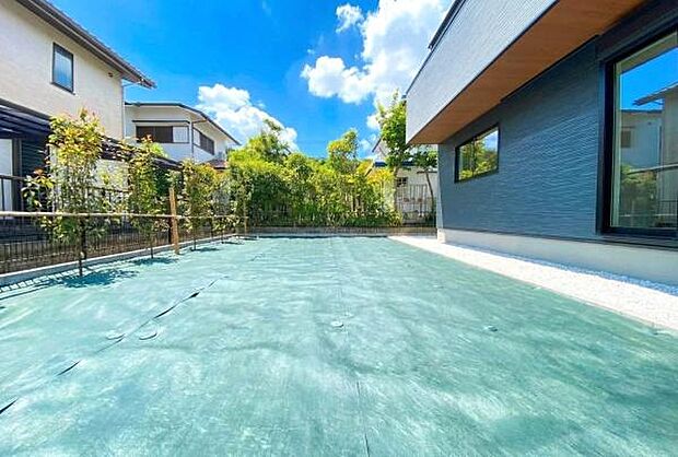 《庭》 ■子供のころに夢見た「庭付きマイホーム」。その夢が現実となるかもしれませんね。人目を気にせず開放的に。お庭で家庭菜園などはいかがでしょうか。